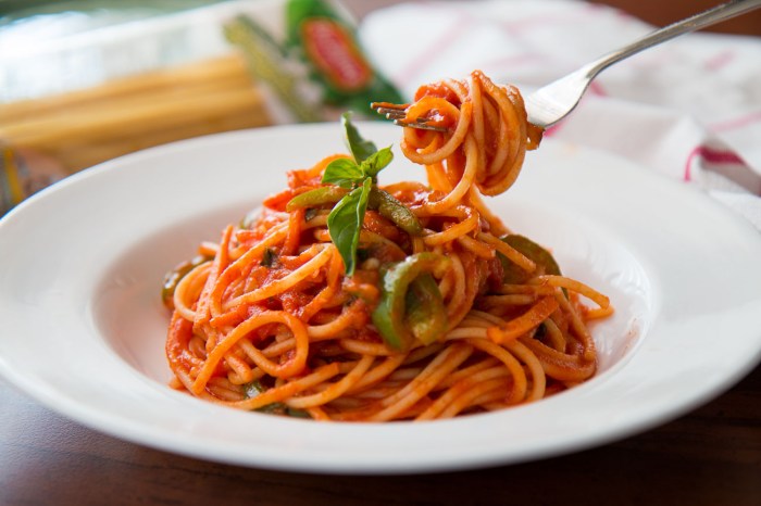 Easy spaghetti with tomato sauce