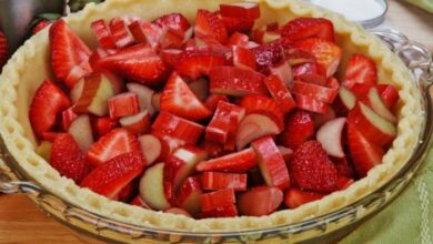 Rhubarb and strawberry pie