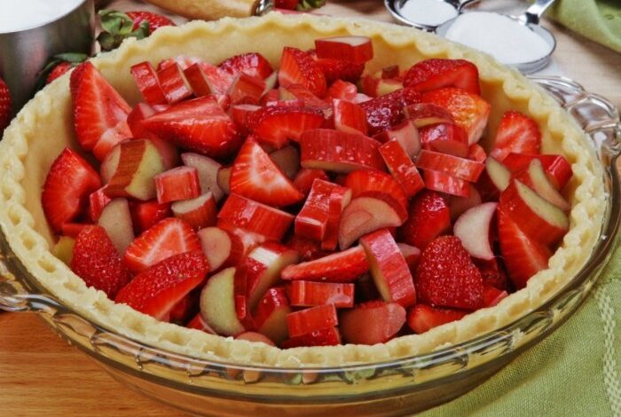 Rhubarb and strawberry pie