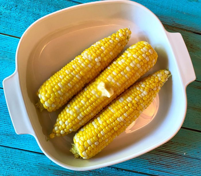 Microwave corn on the cob in the husk