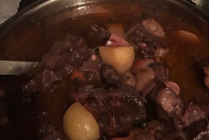 Braised oxtails in red wine sauce
