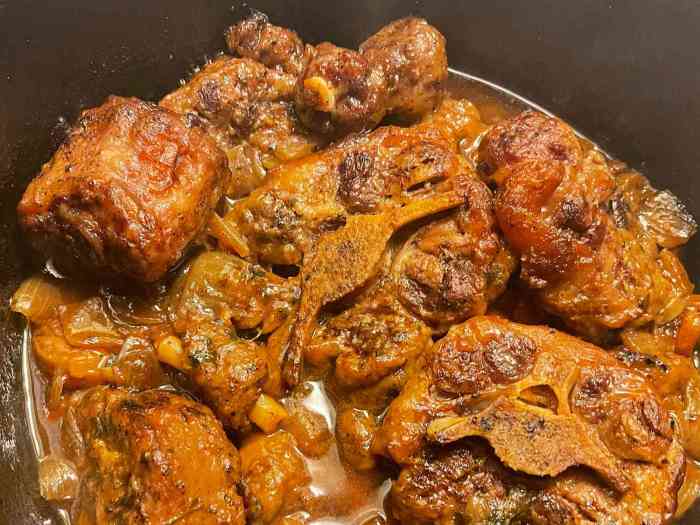 Braised oxtails in red wine sauce