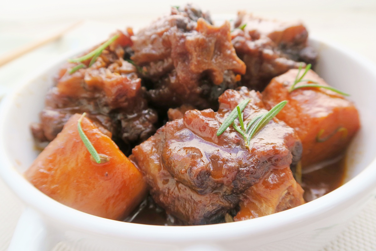 Braised wine red oxtails sauce recipe allrecipes romy